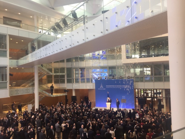 Dans le hall flambant neuf, François Hollande et Augustin de Romanet inaugurent le nouveau siège social du groupe ADP, lundi 20 mars à Roissy - DR : P.G. Dans le hall flambant neuf, François Hollande et Augustin de Romanet inaugurent le nouveau siège social du groupe ADP, lundi 20 mars à Roissy - DR : P.G.