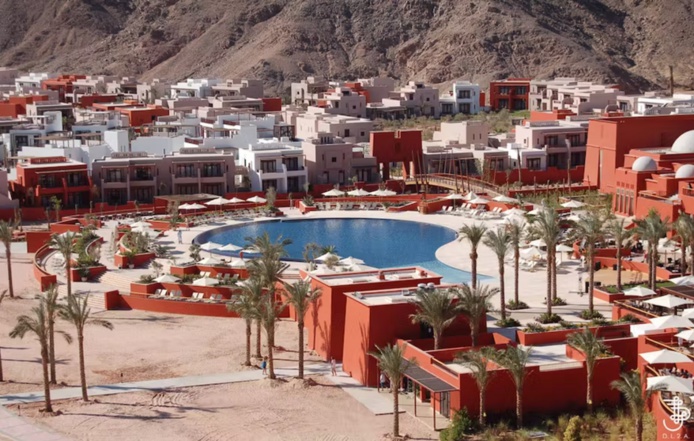 En hôtels-clubs, on s’adonne à des plaisirs régressifs loin d’une actualité anxiogène et morose. Ici, le Club Med de Taba Sinai Bay, en Égypte - Photo Wikipédia En hôtels-clubs, on s’adonne à des plaisirs régressifs loin d’une actualité anxiogène et morose. Ici, le Club Med de Taba Sinai Bay, en Égypte - Photo Wikipédia