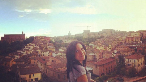 Corinne Stoppelli devant un panorama d'une des villes les plus romantiques d'Italie : Sienne - DR : Vie Nomade Corinne Stoppelli devant un panorama d'une des villes les plus romantiques d'Italie : Sienne - DR : Vie Nomade